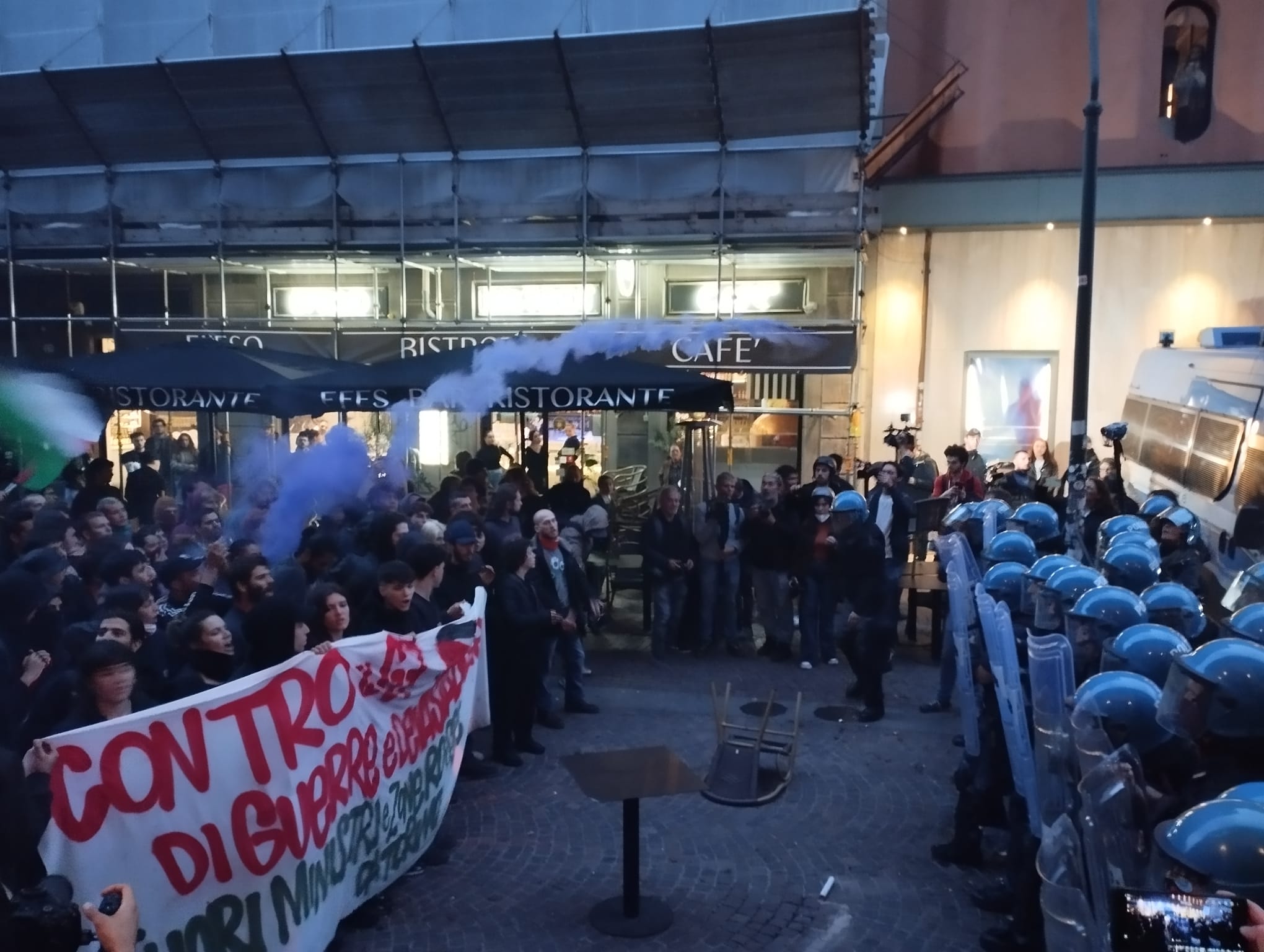 Chi Sono Gli Antagonisti In Politica GRP TV News | G7, gli antagonisti in centro città con i bastoni: usati