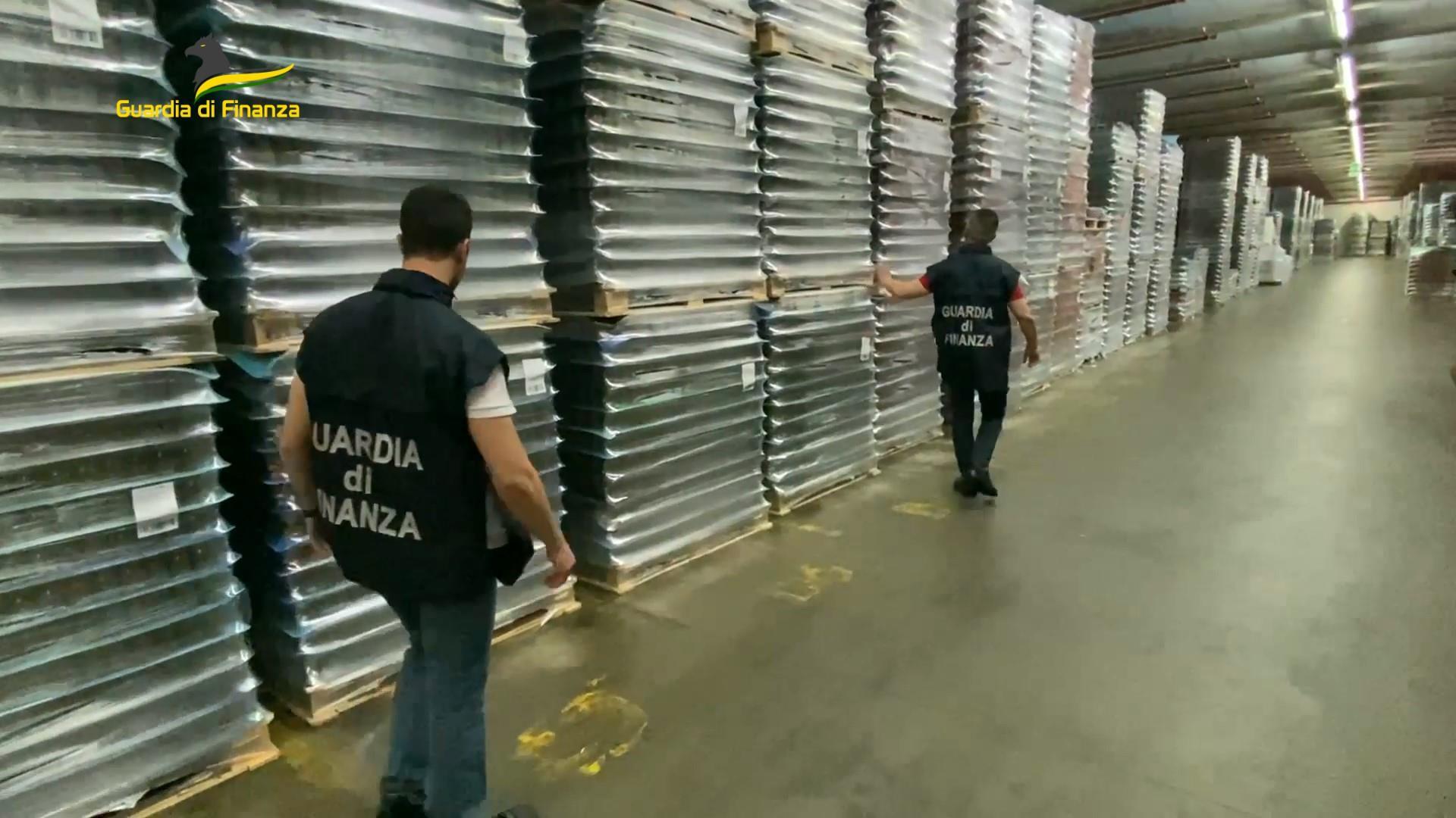 Maxi sequestro della Finanza: 140 tonnellate di alimenti spacciate per italiani
