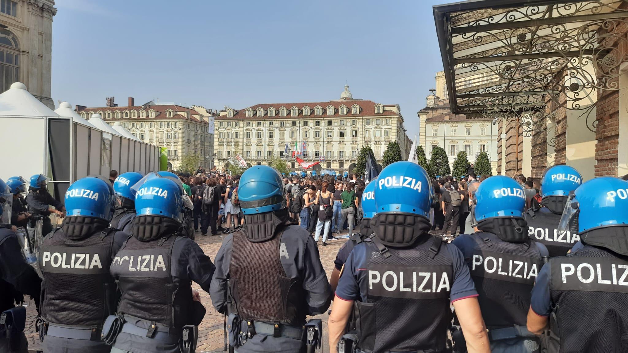 Meloni a Torino, tensioni con la polizia durante il corteo degli studenti