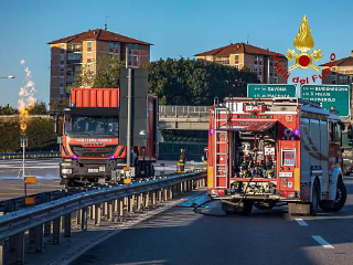Torino, tir perde il carico di Gnl sulla tangenziale,intervengono i vigili del fuoco