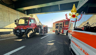 Bus con scolaresca di Ivrea tampona un Tir nel Milanese, gravissimo l’autista