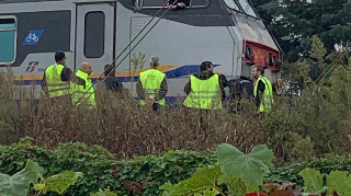 Uomo cade sui binari e viene travolto e ucciso da un treno a Moncalieri