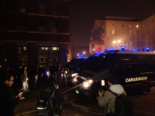 Torino, il corteo per Ramy Elgami sfocia in assalto al commissariato e alla caserma dei carabinieri