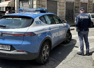 Aggredito e rapinato con un coltello alla gola, due arresti