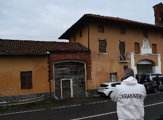 Tenta di uccidere la madre con una pistola sparachiodi a Caselle, arrestato un 40enne
