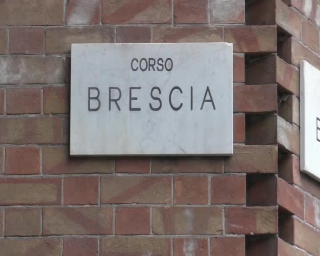 Occupano un appartamento in Corso Brescia, cinque arresti