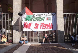 Attivisti Pro Palestina: tensione e spintoni davanti ai cancelli del Politecnico